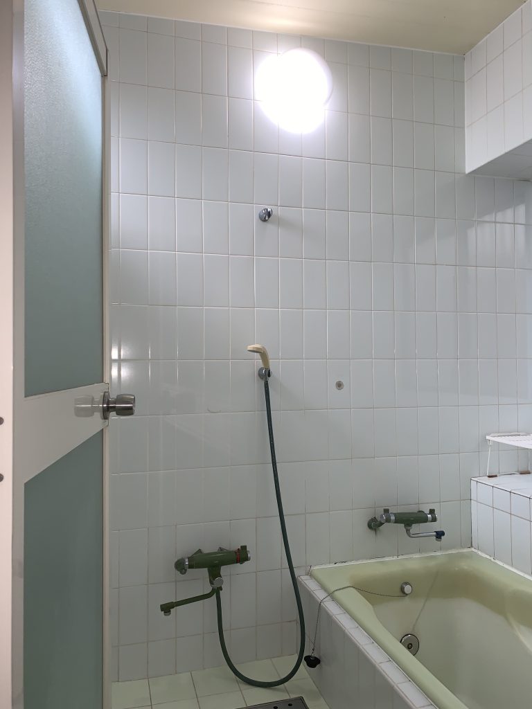 鴻巣市｜寒さ知らずの癒し空間へ。贅沢な肩湯でくつろぐバスルーム（LIXIL： スパージュ）