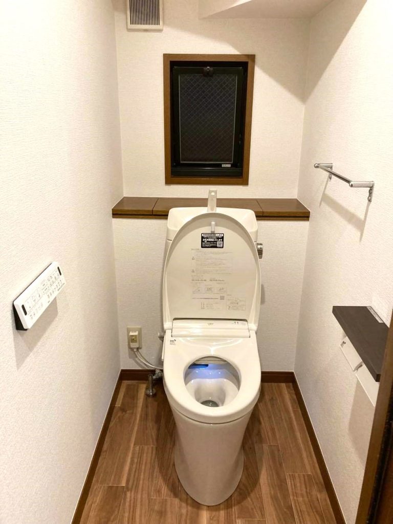 上尾市｜トイレリフォーム　～水漏れのお悩みを解決！除菌機能付の最新トイレで叶える安心で清潔な空間～(リクシル：アメージュ・NewPASSO)