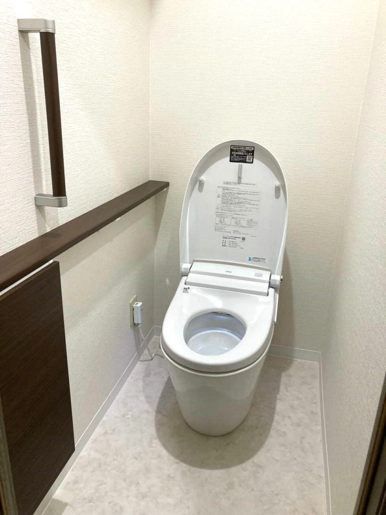 桶川市｜トイレリフォーム　～明るく綺麗で気分も上がる！サティスSで叶えた清掃性抜群の快適トイレ空間～(リクシル：サティスS)