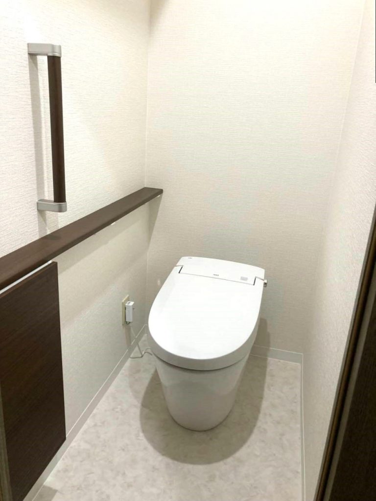 桶川市｜トイレリフォーム　～明るく綺麗で気分も上がる！サティスSで叶えた清掃性抜群の快適トイレ空間～(リクシル：サティスS)