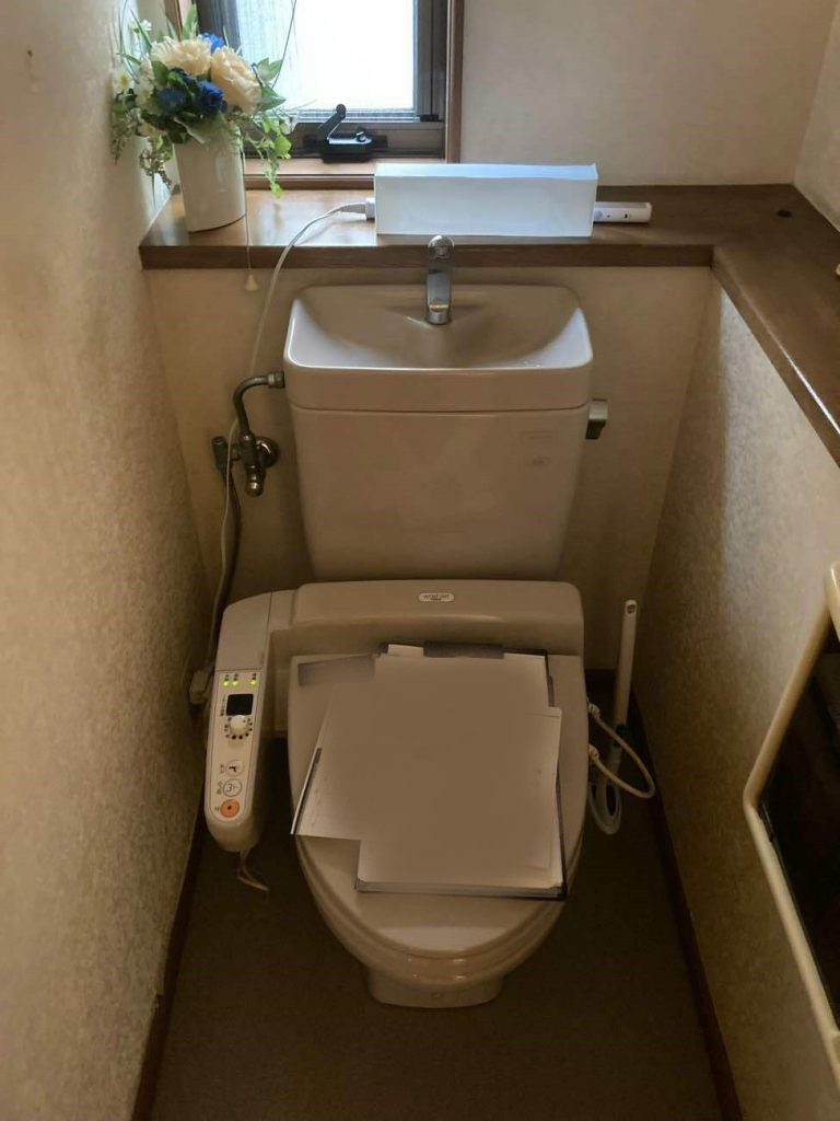 上尾市｜トイレリフォーム　～タンクレストイレで広々！機能性とデザインを兼ね備えた上質なトイレ空間～(リクシル：サティスS)