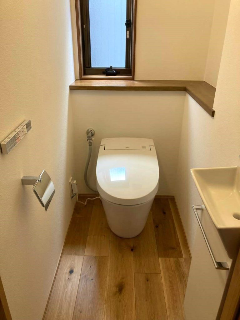 上尾市｜トイレリフォーム　～タンクレストイレで広々！機能性とデザインを兼ね備えた上質なトイレ空間～(リクシル：サティスS)