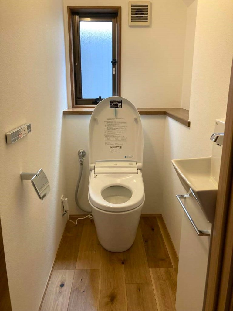上尾市｜トイレリフォーム　～タンクレストイレで広々！機能性とデザインを兼ね備えた上質なトイレ空間～(リクシル：サティスS)