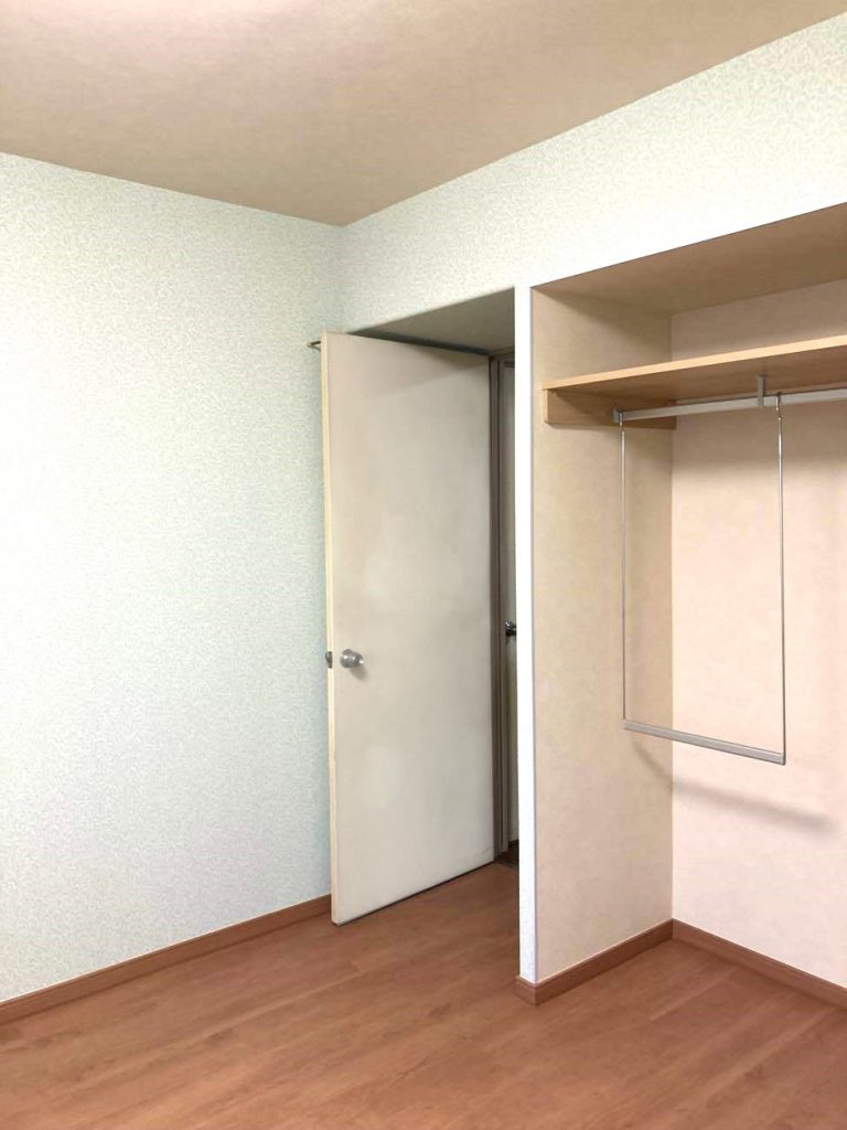 上尾市｜内装リフォーム～木の温もりを感じる上質な床と機能的な収納～