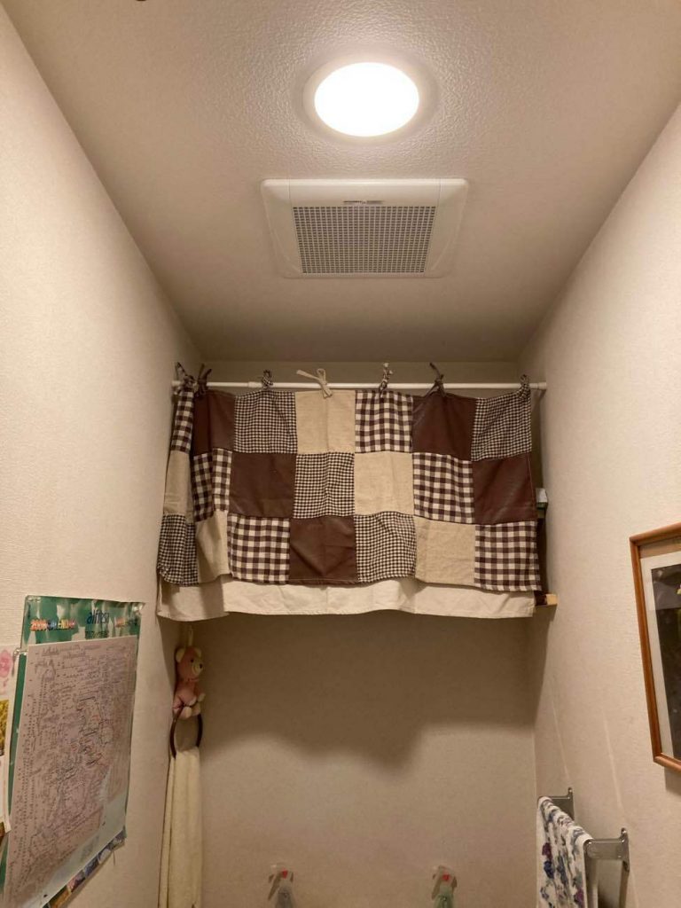 さいたま市｜トイレリフォーム　～収納力アップでスッキリ！チェック柄が彩る個性的でおしゃれな空間～(リクシル：アメージュ)