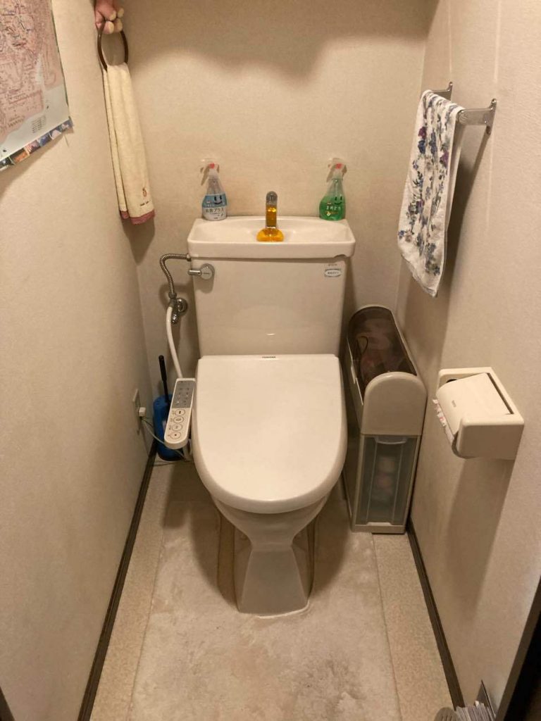 さいたま市｜トイレリフォーム　～収納力アップでスッキリ！チェック柄が彩る個性的でおしゃれな空間～(リクシル：アメージュ)