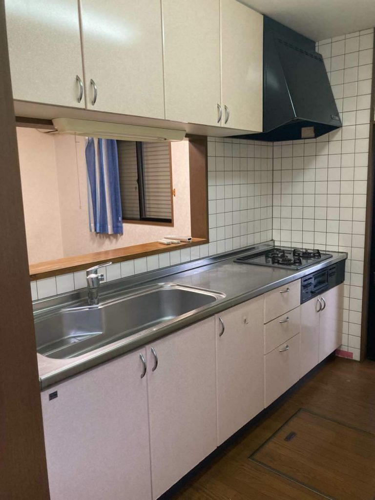 上尾市｜キッチンリフォーム　～ノクトとカップボードで収納力アップ！木目調の枠が彩るお洒落なキッチン～(リクシル：ノクト)