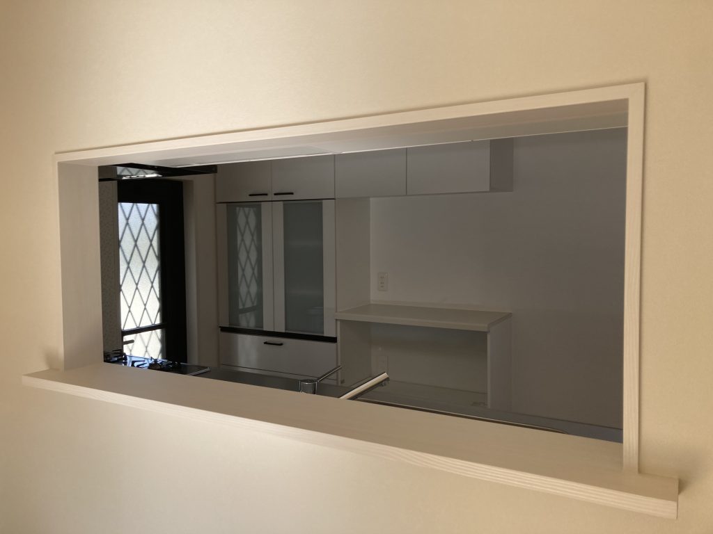 上尾市｜キッチンリフォーム　～ノクトとカップボードで収納力アップ！木目調の枠が彩るお洒落なキッチン～(リクシル：ノクト)