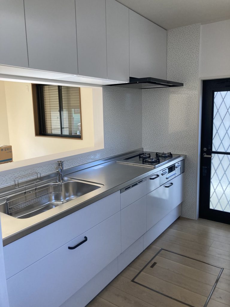 上尾市｜キッチンリフォーム　～ノクトとカップボードで収納力アップ！木目調の枠が彩るお洒落なキッチン～(リクシル：ノクト)