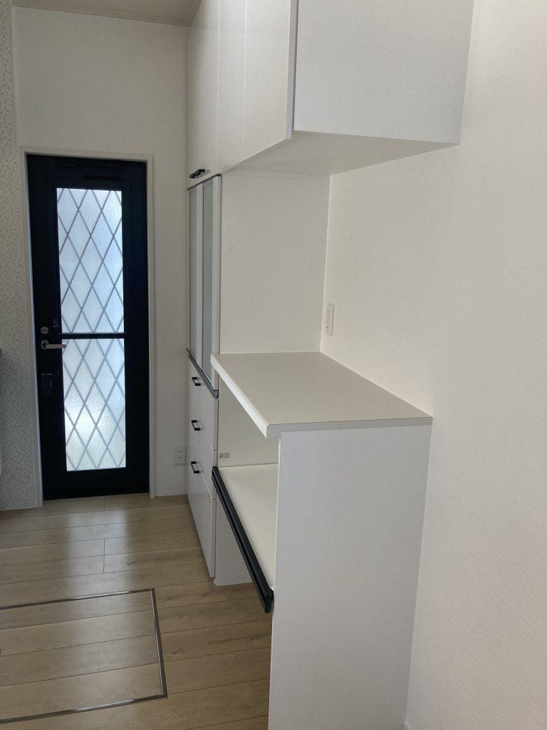 上尾市｜キッチンリフォーム　～ノクトとカップボードで収納力アップ！木目調の枠が彩るお洒落なキッチン～(リクシル：ノクト)