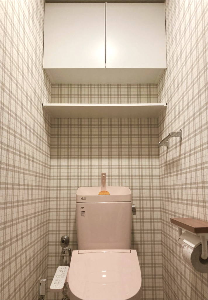 さいたま市｜トイレリフォーム　～収納力アップでスッキリ！チェック柄が彩る個性的でおしゃれな空間～(リクシル：アメージュ)