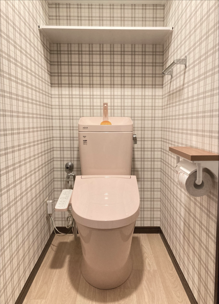 さいたま市｜トイレリフォーム　～収納力アップでスッキリ！チェック柄が彩る個性的でおしゃれな空間～(リクシル：アメージュ)