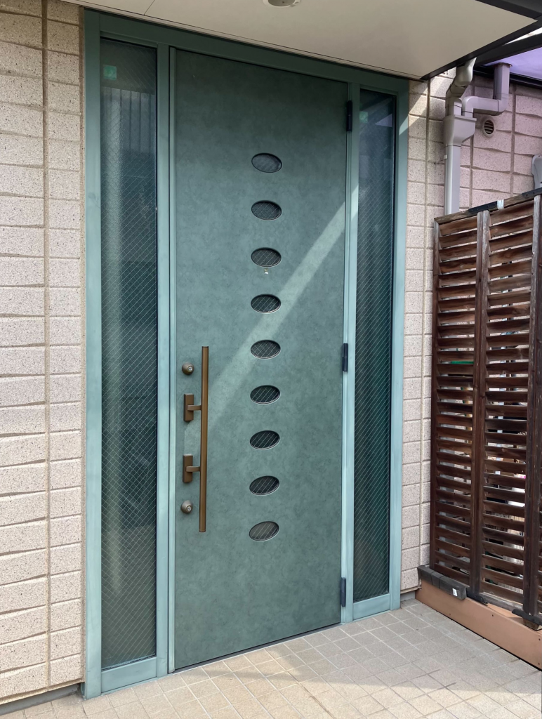 桶川市｜玄関ドアリフォーム　～光あふれる明るい玄関に！最新ドアで叶える住まいのイメージチェンジ～(リクシル：リシェント)