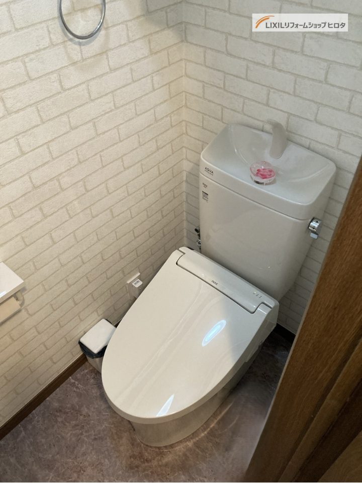 伊奈町｜トイレリフォーム　～明るい白を基調とした清潔感あふれるトイレ。一新された快適空間～(リクシル：アメージュ)