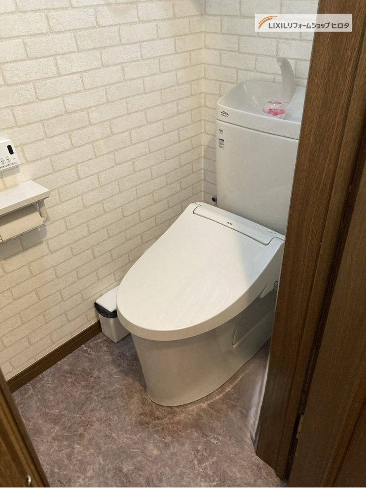 伊奈町｜トイレリフォーム　～明るい白を基調とした清潔感あふれるトイレ。一新された快適空間～(リクシル：アメージュ)