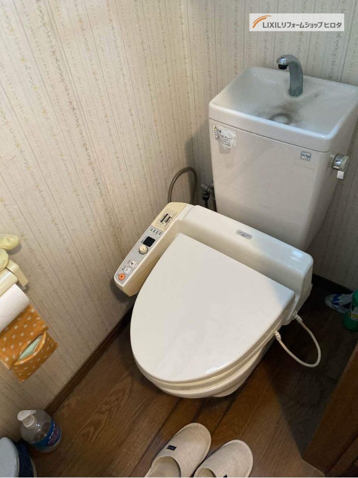 伊奈町｜トイレリフォーム　～明るい白を基調とした清潔感あふれるトイレ。一新された快適空間～(リクシル：アメージュ)