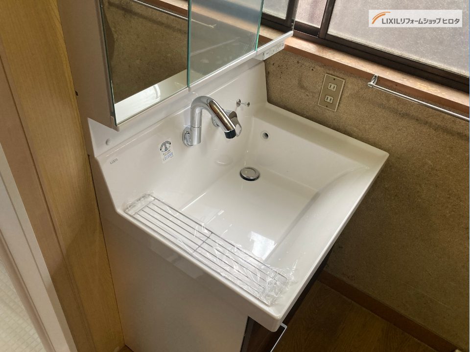 上尾市｜洗面化粧台リフォーム　～収納力アップで毎日の身支度が快適に～（リクシル：ピアラ）