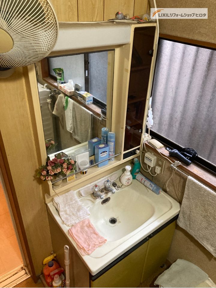 上尾市｜洗面化粧台リフォーム　～収納力アップで毎日の身支度が快適に～（リクシル：ピアラ）